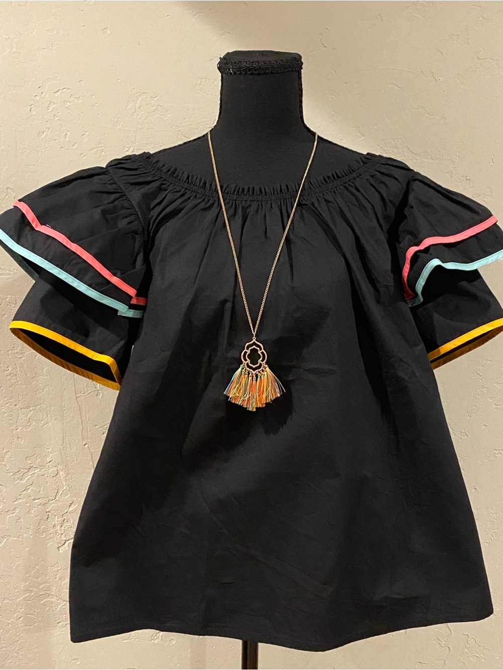 Oddi Puff Sleeve Top w/ Bright Trim sleeve & NWT necklace! Size SM PTP 19